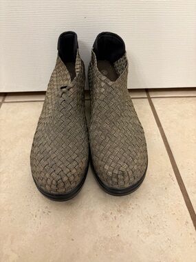 bernie mev. Men's Woven Chukka Boots in Brown